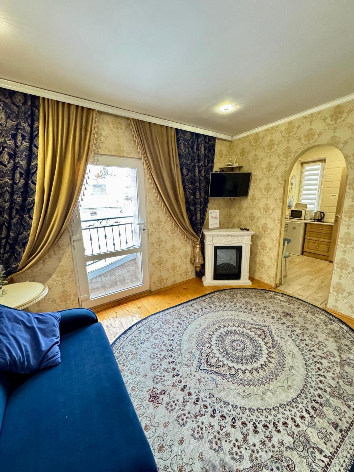 Little Paris Apartment Tjernivtsi Exteriör bild
